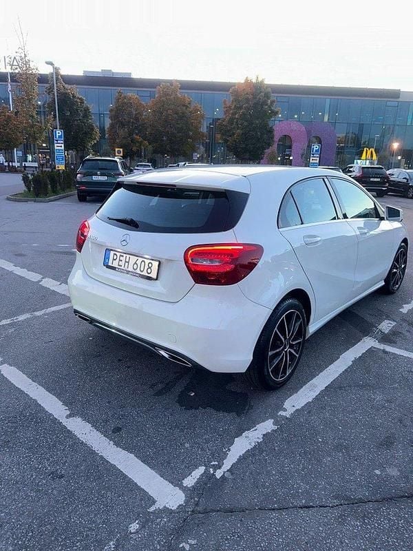 Vit Begagnad 2017 Mercedes A180 Halvkombi | 195 000 kr (Lite dyr) - Bild 1/4