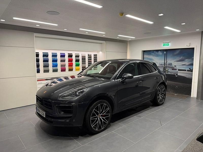Grå Begagnad 2022 Porsche Macan S SUV | 799 000 kr - Bild 1/4