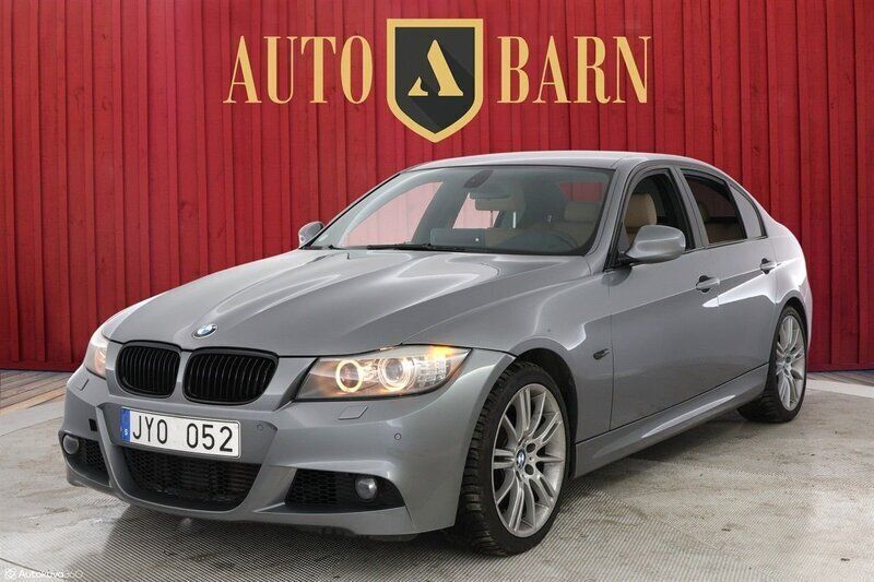 Grå Begagnad 2009 BMW 335 M Sport Sedan | 189 700 kr (Marknadspris) - Bild 1/4