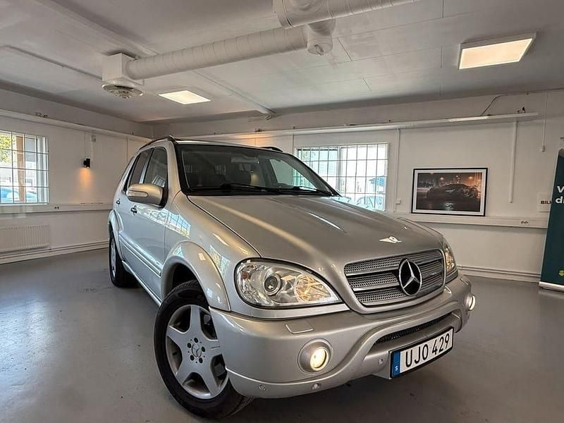 Ljusgrå Begagnad 2003 Mercedes ML55 AMG AMG SUV | 126 500 kr - Bild 1/4