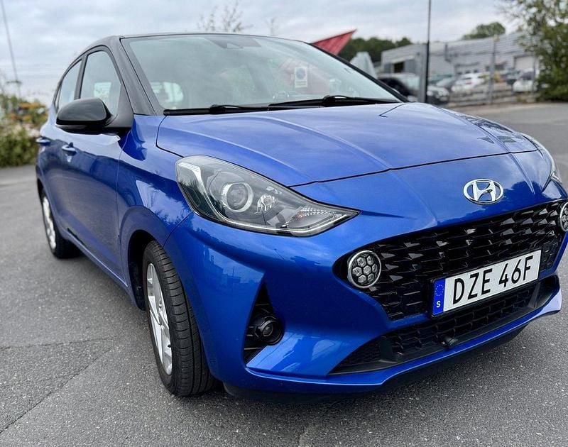 Blå Begagnad 2020 Hyundai i10 Edition Halvkombi | 119 900 kr (Marknadspris) - Bild 1/4
