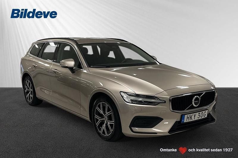 Ljusgrå Begagnad 2022 Volvo V60 Core Kombi | 279 900 kr (Superpris) - Bild 1/4