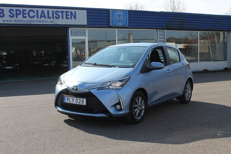 Ljusblå Begagnad 2017 Toyota Yaris Active Halvkombi | 119 800 kr (Marknadspris) - Bild 1/4