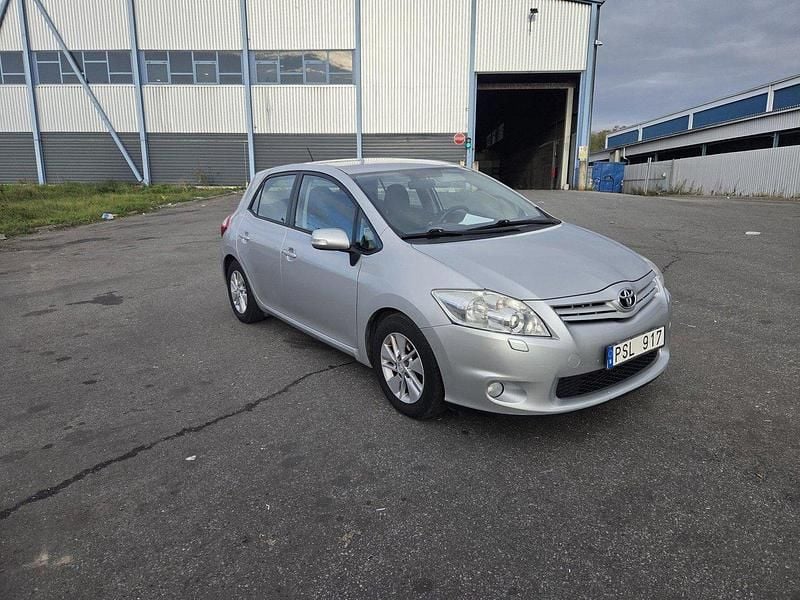 Silver Begagnad 2011 Toyota Auris Plus Halvkombi | 48 000 kr (Bra pris) - Bild 1/4