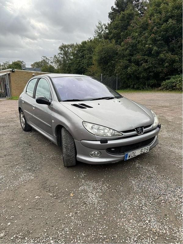 Grå Begagnad 2005 Peugeot 206 Halvkombi | 12 000 kr (Bra pris) - Bild 1/4