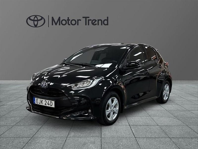 Svart Begagnad 2023 Toyota Yaris Hybrid Style | 229 000 kr (Marknadspris) - Bild 1/3
