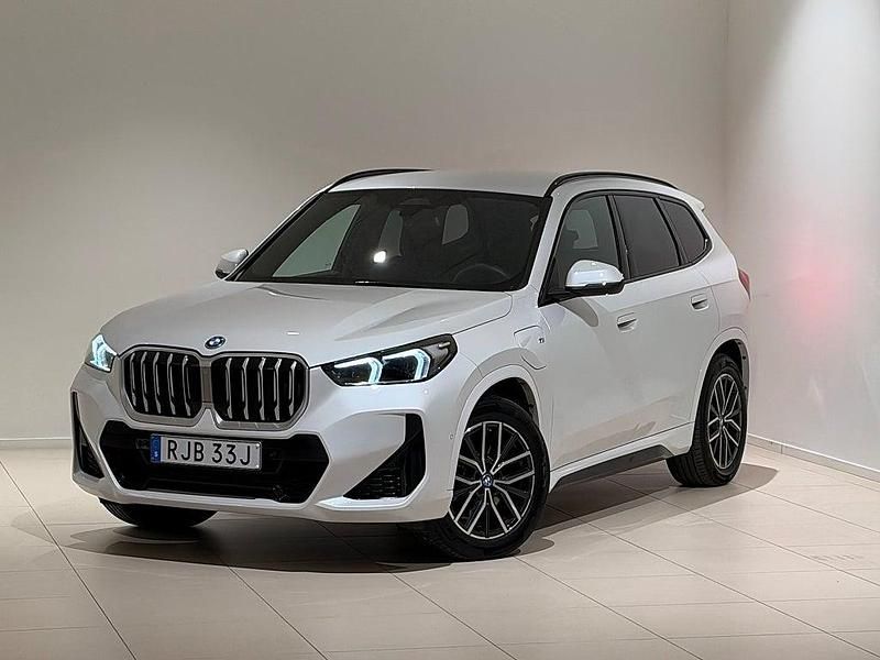 Vit Begagnad 2025 BMW X1 M Sport SUV | 514 000 kr (Marknadspris) - Bild 1/4