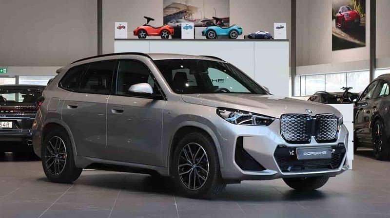 Grå Begagnad 2024 BMW iX1 SUV | 449 000 kr (Bra pris) - Bild 1/1