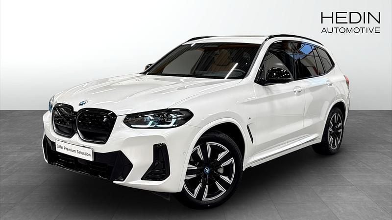 Vit (white) Begagnad 2024 BMW iX3 M Sport SUV | 578 700 kr (Marknadspris) - Bild 1/4
