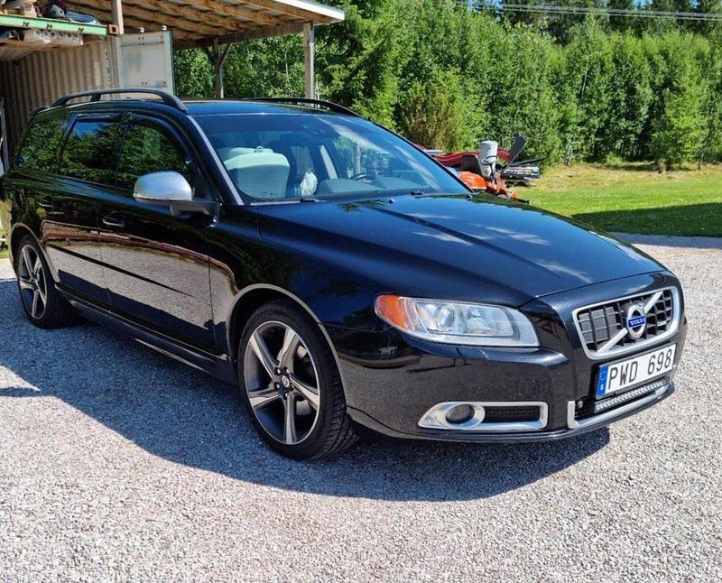 Svart Begagnad 2013 Volvo V70 R-Design Kombi | 109 000 kr (Marknadspris) - Bild 1/4