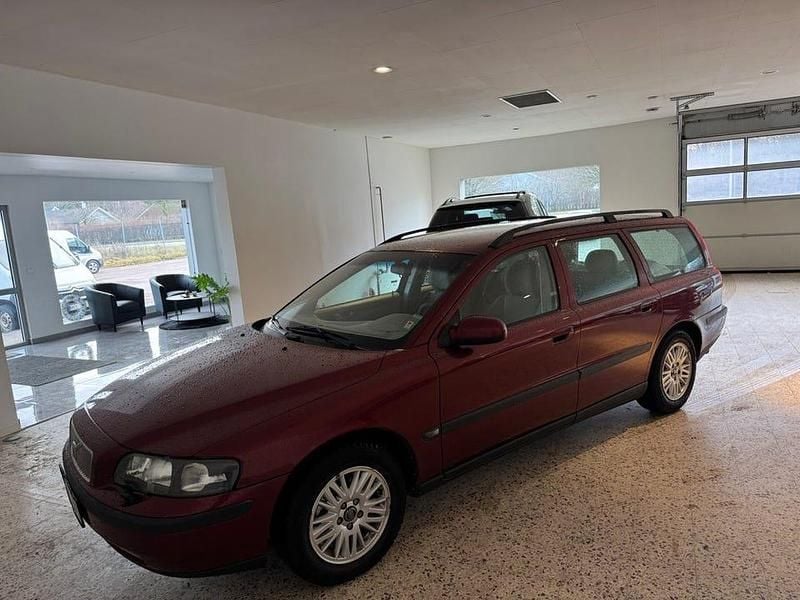 Mörkröd Begagnad 2002 Volvo V70 Kombi | 22 900 kr (Bra pris) - Bild 1/4
