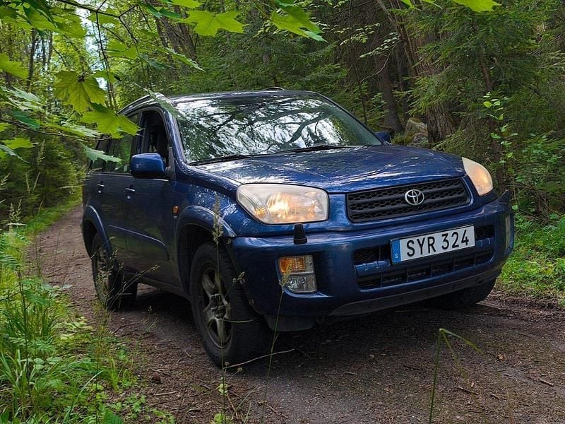 Blå Begagnad 2002 Toyota RAV4 SUV | 27 900 kr (Superpris) - Bild 1/4