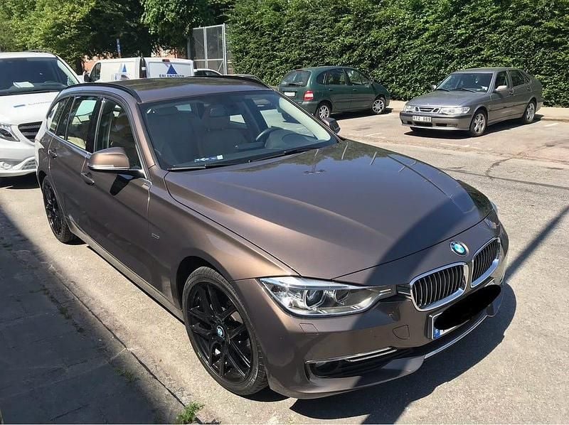 Champagnebrun metallic Begagnad 2013 BMW 320 Kombi | 189 000 kr - Bild 1/4