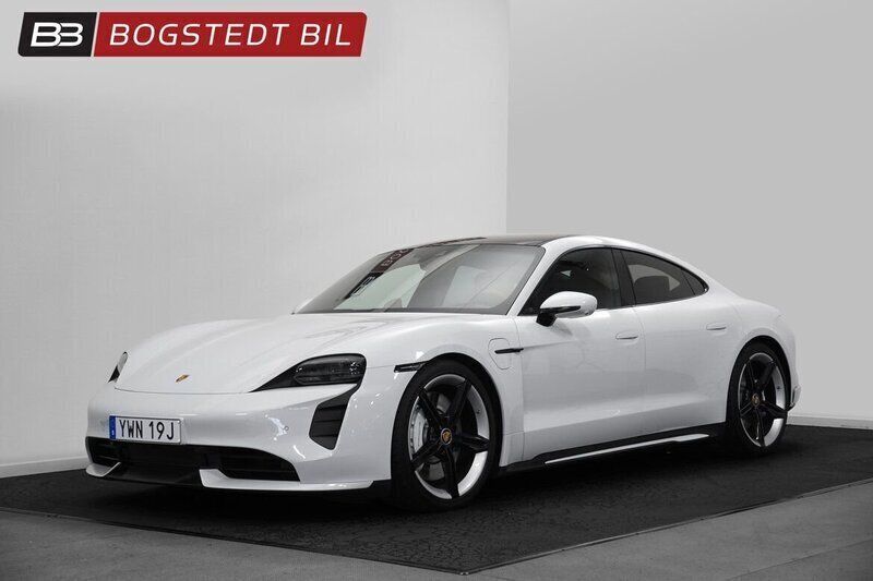 Vit (carrara white metallic) Begagnad 2022 Porsche Taycan Turbo Sedan | 1 099 000 kr - Bild 1/4