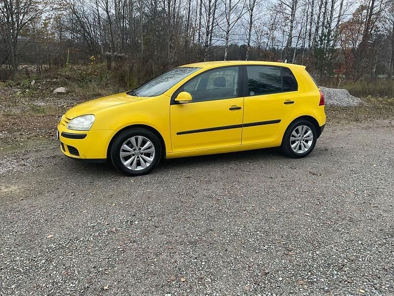 Gul Begagnad 2004 VW Golf IV Halvkombi | 45 000 kr (Lite dyr) - Bild 1/4