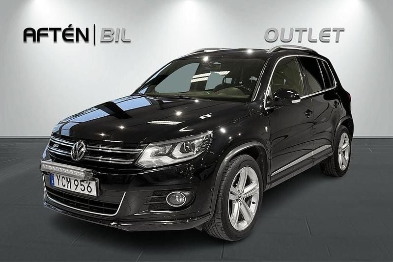 Svart (deep black pearl effect) Begagnad 2016 VW Tiguan R-line SUV | 154 800 kr (Superpris) - Bild 1/3
