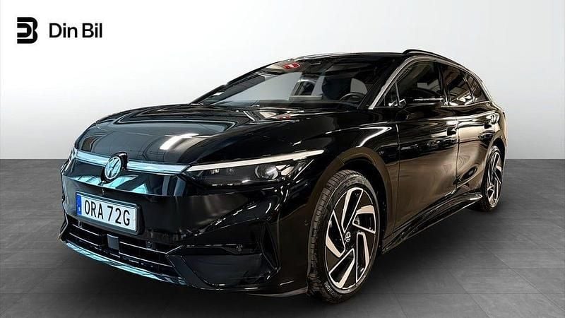 Svart (grenadilla black metallic) Begagnad 2024 VW ID.7 Pro Performance Kombi | 489 500 kr (Bra pris) - Bild 1/4