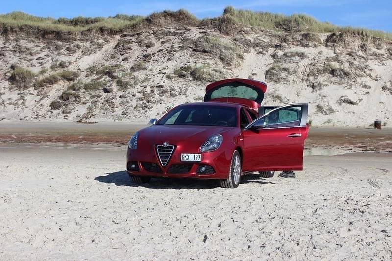 Röd Begagnad 2013 Alfa Romeo Giulietta Distinctive Halvkombi | 87 000 kr (Marknadspris) - Bild 1/4