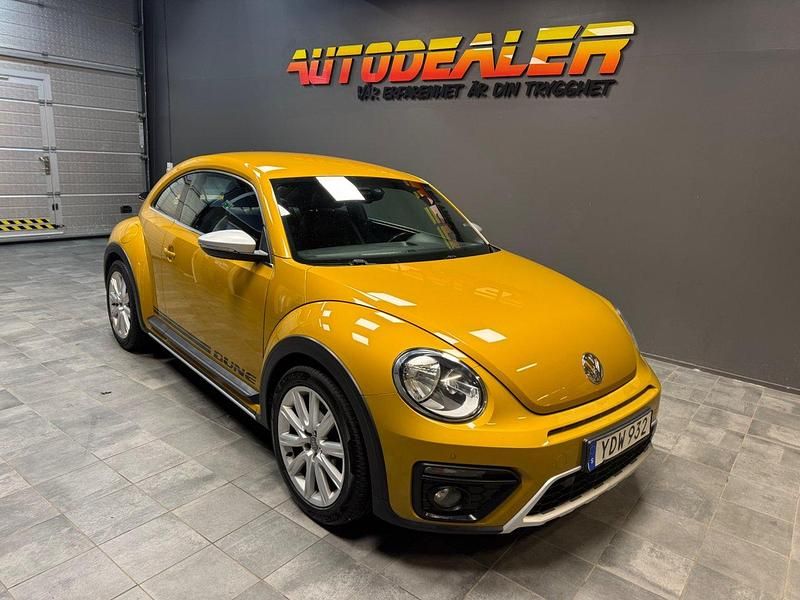Gul Begagnad 2016 VW Beetle Dune Halvkombi | 164 900 kr - Bild 1/4