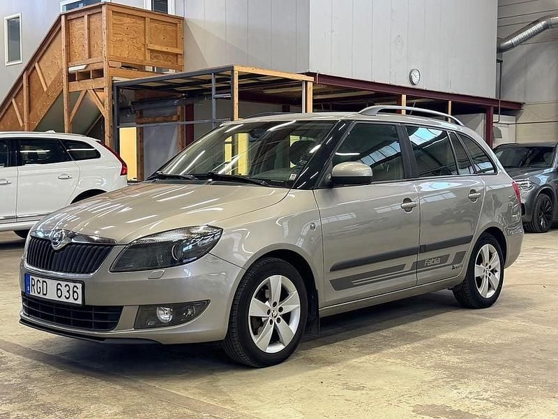 Ljusbrun (brun) Begagnad 2013 Skoda Fabia Ambiente Kombi | 44 900 kr (Marknadspris) - Bild 1/4