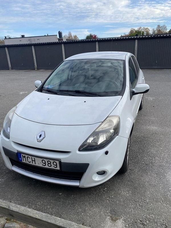 Vit Begagnad 2012 Renault Clio R.S. Halvkombi | 45 000 kr (Marknadspris) - Bild 1/3