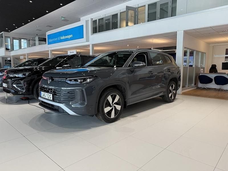 Grå Ny 2025 VW Tayron Life SUV | 559 900 kr (Lite dyr) - Bild 1/4