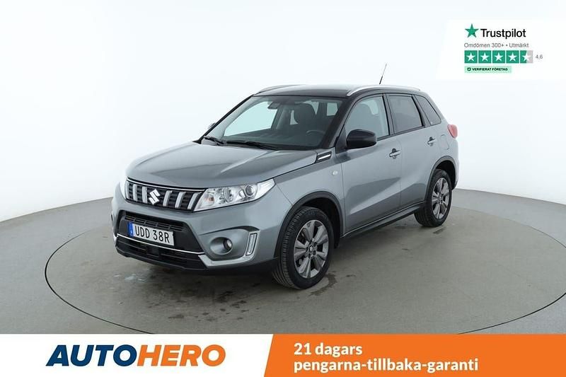 Mörkgrå (grå) Begagnad 2019 Suzuki Vitara SUV | 213 000 kr (Marknadspris) - Bild 1/4
