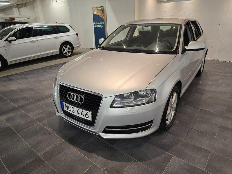 Begagnad Audi A3 Attraction 105 HK (77 kW) 2012 Silver Halvkombi