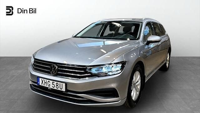 Silver (pyrit silver metallic) Begagnad 2023 VW Passat Business Kombi | 334 900 kr (Marknadspris) - Bild 1/4
