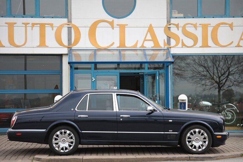 Safirblå Begagnad 2005 Bentley Arnage Mulliner Sedan | 525 000 kr - Bild 1/4