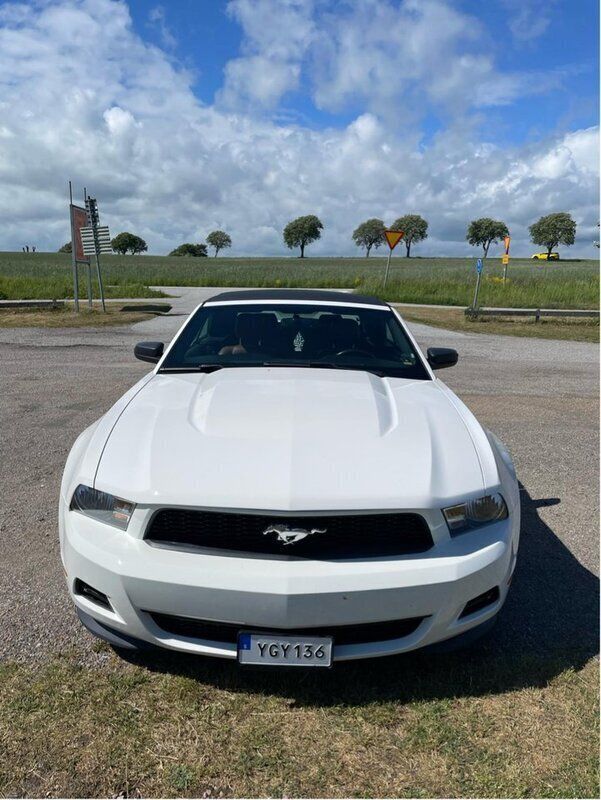 Vit Begagnad 2011 Ford Mustang Convertible Cab | 169 900 kr (Bra pris) - Bild 1/4