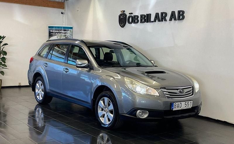Silver Begagnad 2011 Subaru Outback SUV | 94 900 kr (Marknadspris) - Bild 1/4