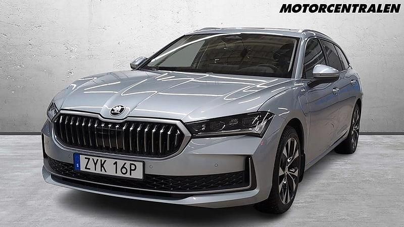 Silver Begagnad 2024 Skoda Superb LAURIN & KLEMENT Kombi | 489 000 kr - Bild 1/2