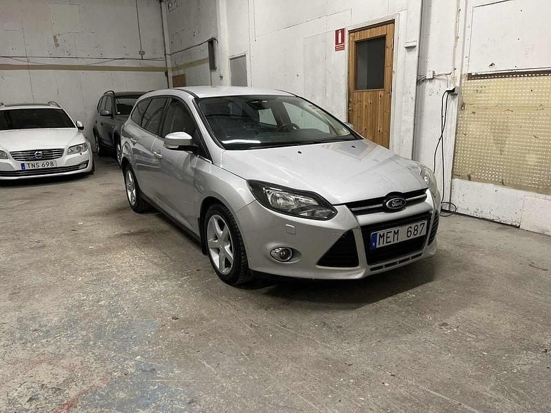 Grå Begagnad 2011 Ford Focus Titanium Kombi | 82 900 kr (Marknadspris) - Bild 1/4