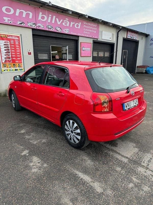 Röd Begagnad 2005 Toyota Corolla Halvkombi | 39 900 kr (Bra pris) - Bild 1/4