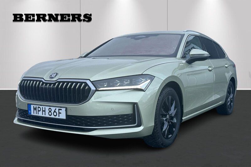 Ljusgul (gul) Begagnad 2024 Skoda Superb LAURIN & KLEMENT Kombi | 499 900 kr (Dyr) - Bild 1/4