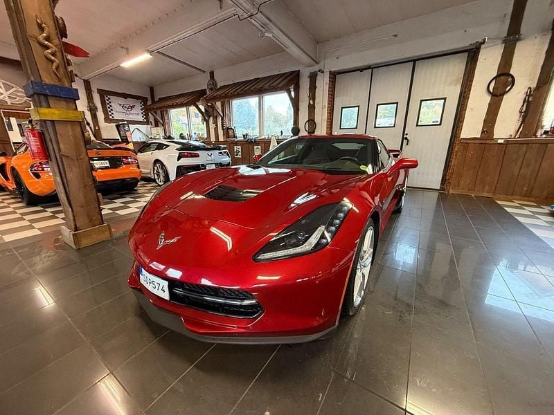 Begagnad Chevrolet Corvette Stingray 461 HK (339 kW) 2014 Mörkröd (röd) Sportkupé