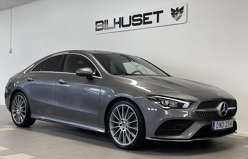 Mörkgrå Begagnad 2019 Mercedes CLA220 AMG Sedan | 309 900 kr (Marknadspris) - Bild 1/4