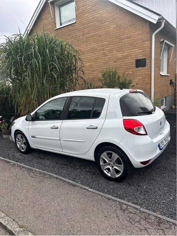 Vit Begagnad 2011 Renault Clio R.S. Halvkombi | 34 500 kr (Marknadspris) - Bild 1/4