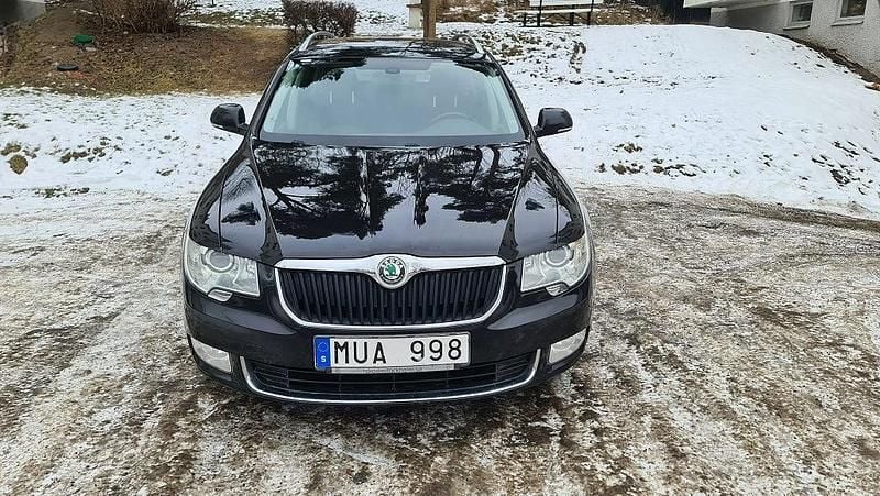 Begagnad Skoda Superb Ambition 140 HK (102 kW) 2012 Svart Kombi