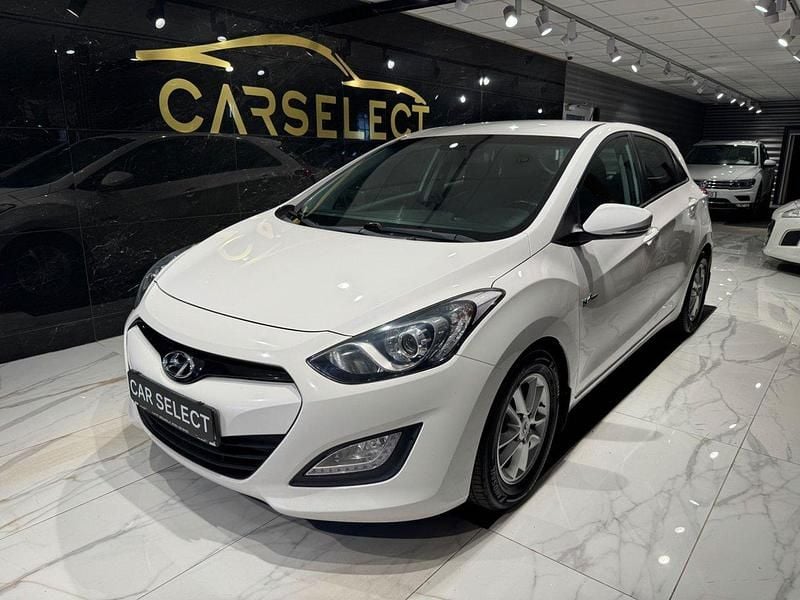 Vit Begagnad 2014 Hyundai i30 Sport Halvkombi | 79 000 kr (Marknadspris) - Bild 1/4