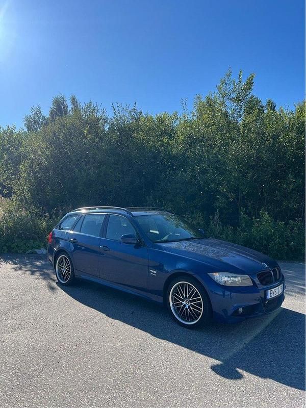 Blå Begagnad 2009 BMW 330 M Sport Kombi | 95 000 kr (Superpris) - Bild 1/4