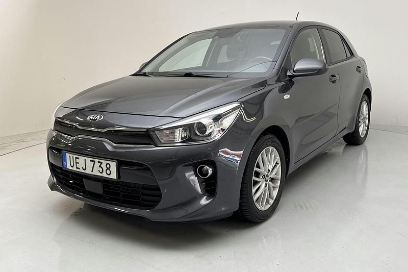 Grå Begagnad 2019 Kia Rio | 129 900 kr - Bild 1/4