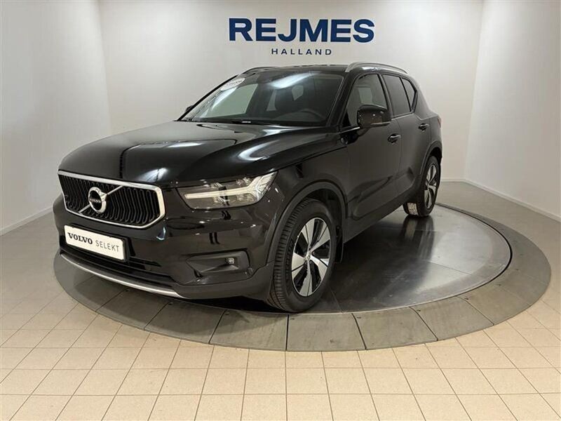 Svart Begagnad 2021 Volvo XC40 Momentum SUV | 324 500 kr (Marknadspris) - Bild 1/4