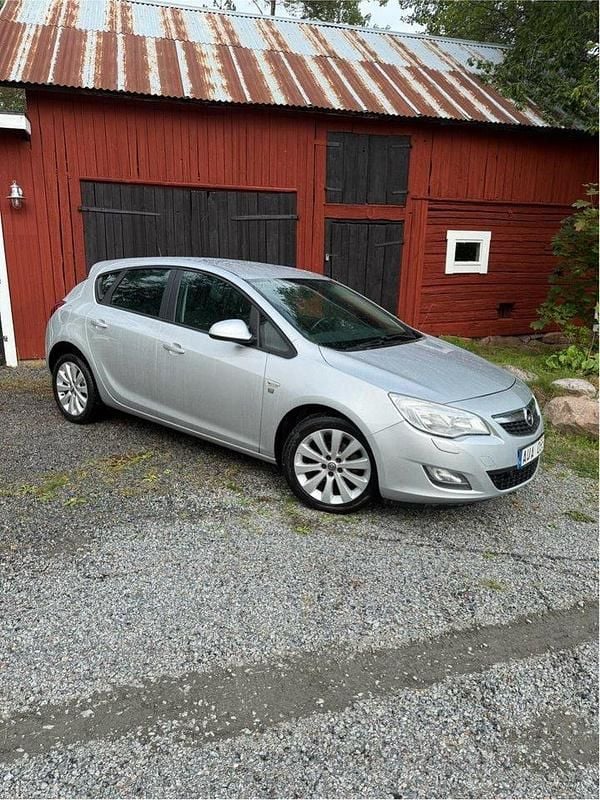 Grå Begagnad 2010 Opel Astra Enjoy Halvkombi | 39 900 kr (Bra pris) - Bild 1/4