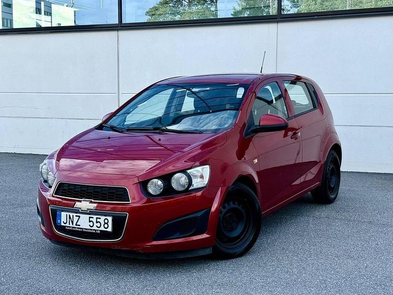 Röd Begagnad 2012 Chevrolet Aveo Halvkombi | 37 900 kr (Marknadspris) - Bild 1/4
