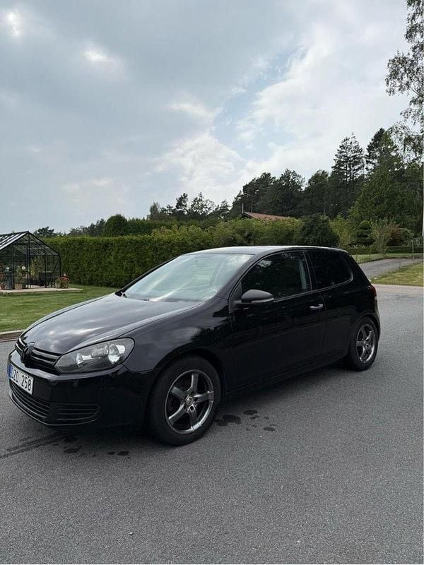 Svart Begagnad 2010 VW Golf VI Trendline Halvkombi | 39 000 kr (Marknadspris) - Bild 1/4