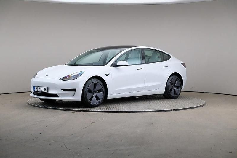 Vit Begagnad 2022 Tesla Model 3 Standard Range Sedan | 249 000 kr (Marknadspris) - Bild 1/4
