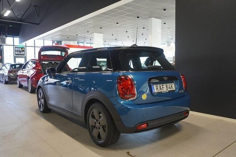 Begagnad Mini Cooper Essential 135 kW (184 HK) 2023 Island blue Halvkombi