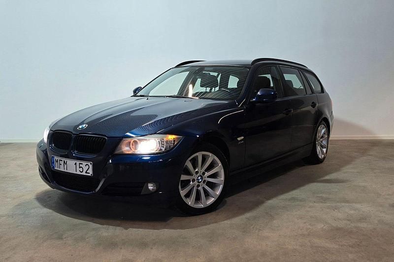 Blå Begagnad 2012 BMW 320 Kombi | 114 900 kr (Marknadspris) - Bild 1/3